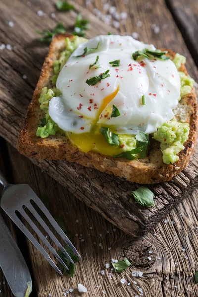 Avokado Haşlanmış Yumurta Sandviç — Stok fotoğraf