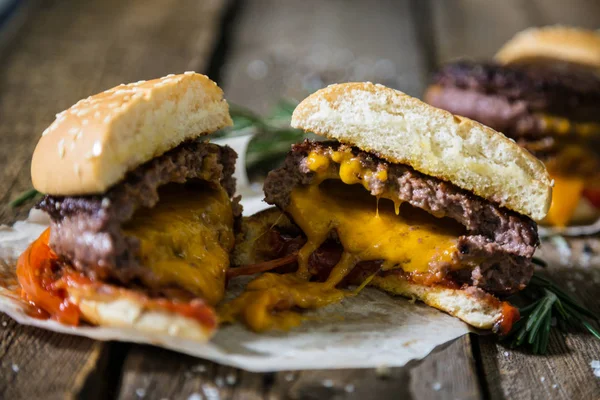 Hamburger kaşar peyniri ile