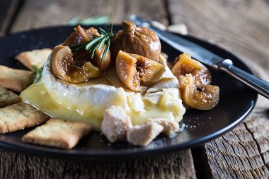 İncir ile pişmiş peyniri