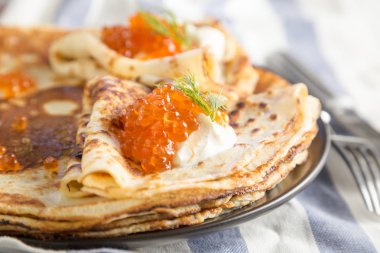 Kırmızı havyarlı Rus gözlemeleri.