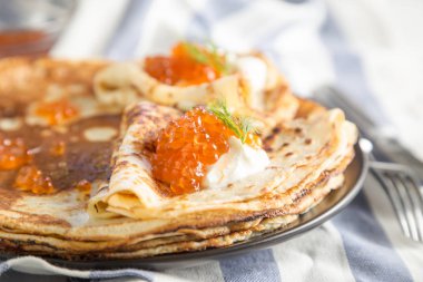 Kırmızı havyarlı Rus gözlemeleri.