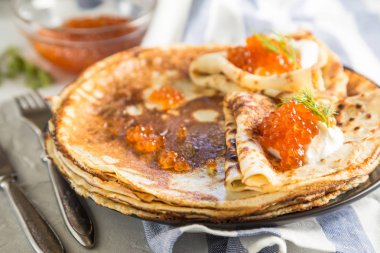 Kırmızı havyarlı Rus gözlemeleri.