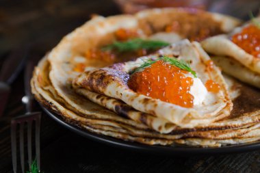 Kırmızı havyarlı Rus gözlemeleri.