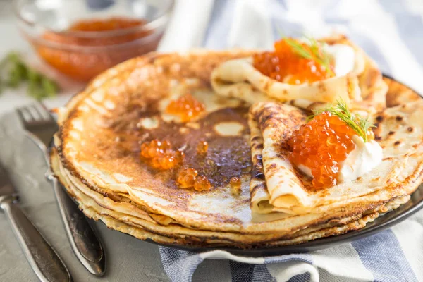 Kırmızı havyarlı Rus gözlemeleri.