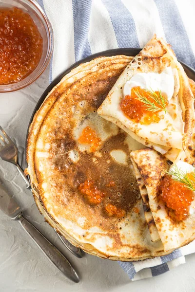 Kırmızı havyarlı Rus gözlemeleri.