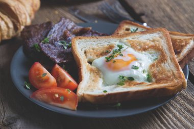 Tost ve sığır eti pastırmalı omlet