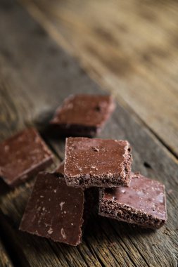 Koyu gözenekli çikolata parçaları