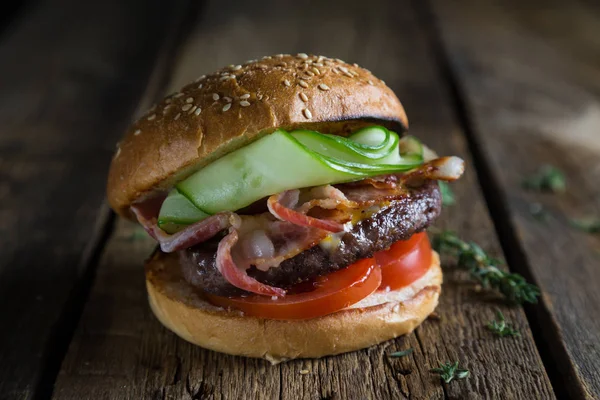 Big Burger Bacon Fresh Cucumber — Stock Photo, Image