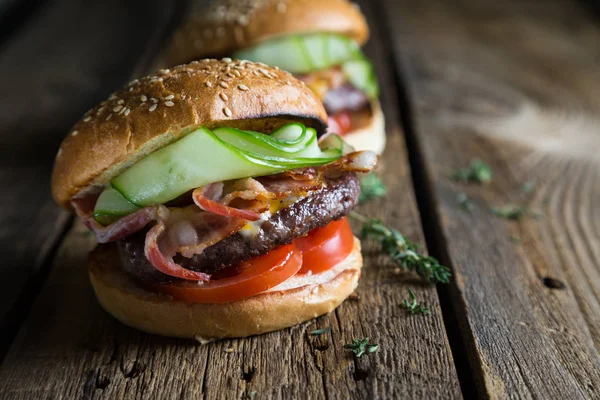 Big Burger Bacon Fresh Cucumber — Stock Photo, Image