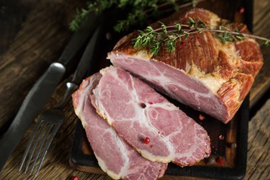 Otlar ile füme et parçası