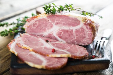 Otlar ile füme et parçası