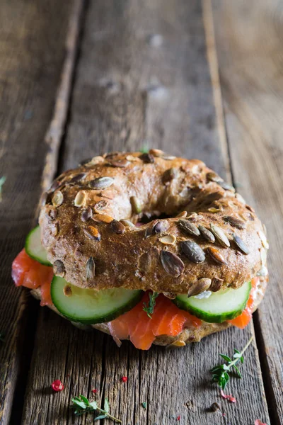 Bagel Con Salmón Ahumado Queso Crema Pepino Fresco — Foto de Stock