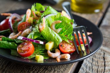 karides ile sebze salatası