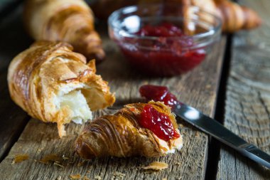 reçel ile taze kruvasanlar