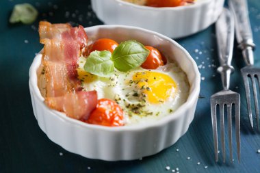 Kiraz domates, pastırma ve Yeşiller ile pişmiş yumurta