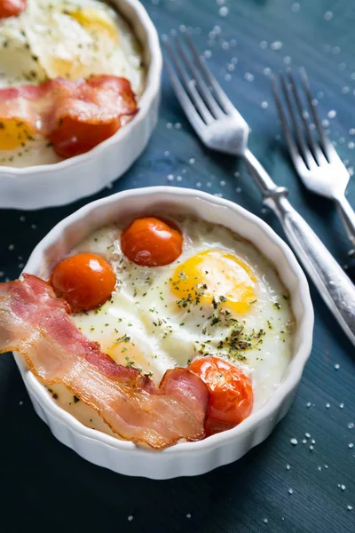 Gebackene Eier Mit Kirschtomaten Speck Und Gemüse — Stockfoto