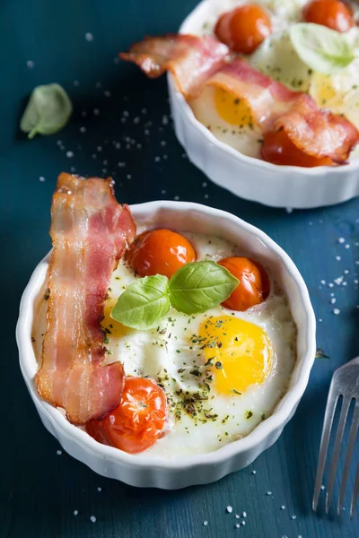 Gebackene Eier Mit Kirschtomaten Speck Und Gemüse — Stockfoto