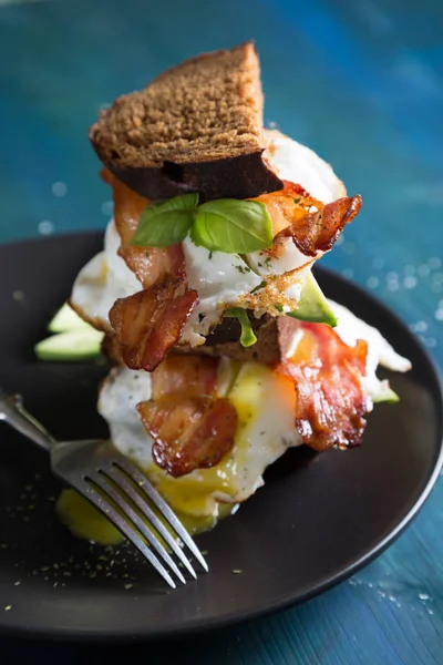 Yumurtalı Pastırmalı Kahvaltı Sandviçi — Stok fotoğraf