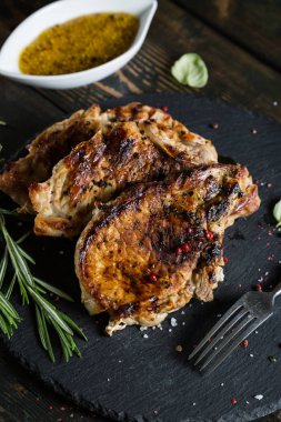 Kızarmış domuz eti parçaları