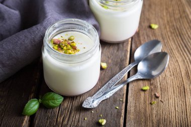 Bir cam kavanoza doğal yoğurt