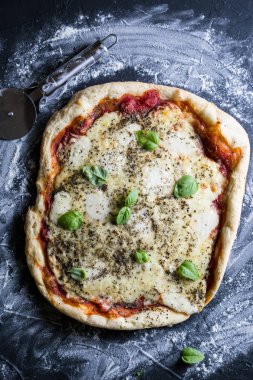 Ev yapımı pizza mozzarella ve taze fesleğen ile