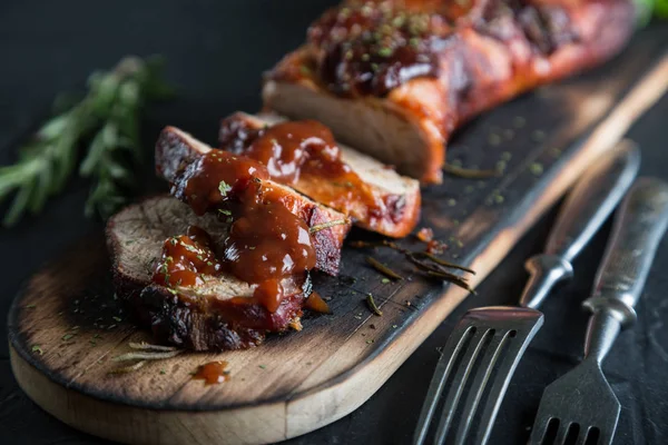 Barbekü soslu domuz eti bonfile fırında