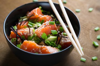 Somon ve avokado ile poke