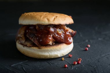 Hamburger ızgara et ile