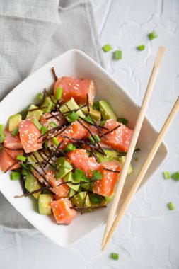 Somon ve avokado ile poke