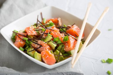 Somon ve avokado ile poke