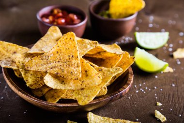 Guacamole ve salsa soslu nacho.