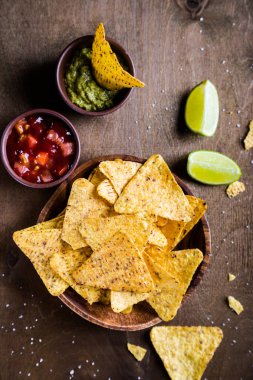 Guacamole ve salsa soslu nacho.