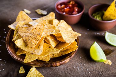Guacamole ve salsa soslu nacho.
