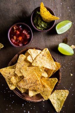 Guacamole ve salsa soslu nacho.