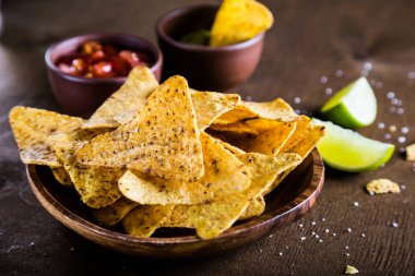 Guacamole ve salsa soslu nacho.