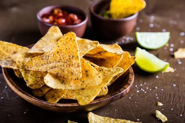 Guacamole ve salsa soslu nacho.