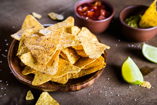 Guacamole ve salsa soslu nacho.