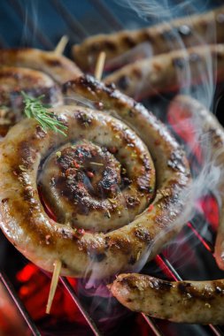 Sosis sıcak bir ızgara üzerinde