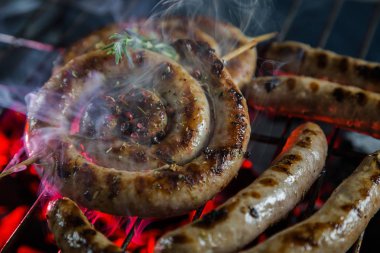 Sosis sıcak bir ızgara üzerinde