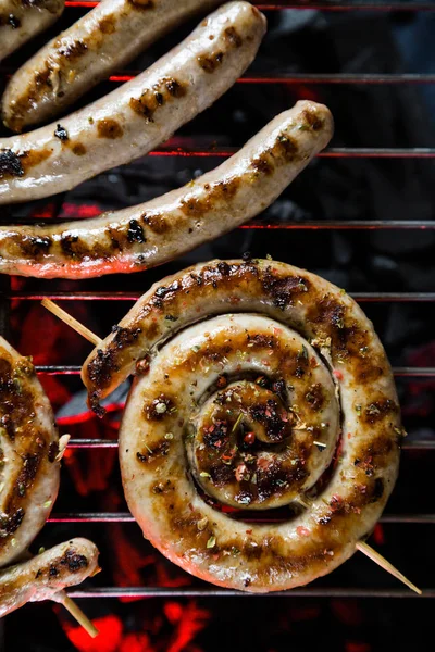 Würstchen Auf Dem Heißen Grill — Stockfoto