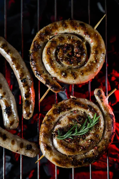 Würstchen Auf Dem Heißen Grill — Stockfoto