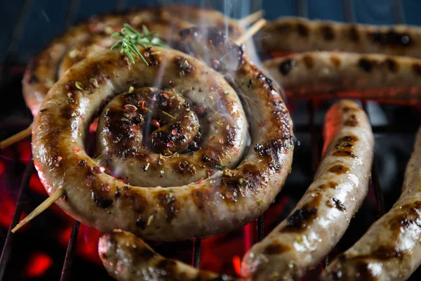 Würstchen Auf Dem Heißen Grill — Stockfoto