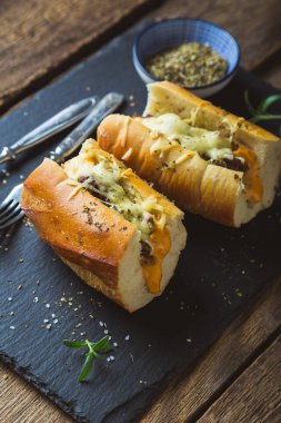 Sıcak Et ve Eritilmiş Peynirli Sandviç