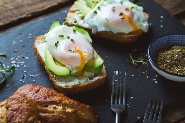 Avokado ve haşlanmış yumurta sandviç