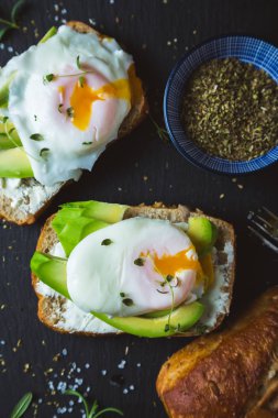 Avokado ve haşlanmış yumurta sandviç