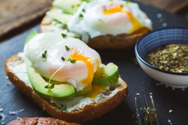 Avokado ve haşlanmış yumurta sandviç