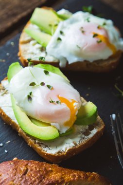 Avokado ve haşlanmış yumurta sandviç