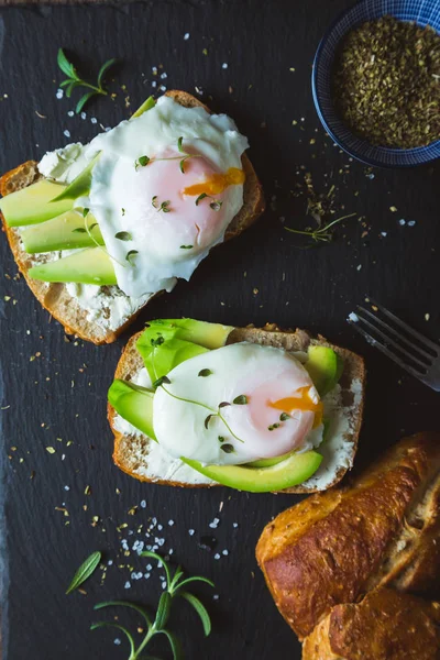 Avokado Haşlanmış Yumurta Sandviç — Stok fotoğraf