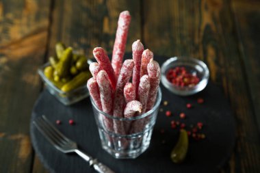 Masada tütsülenmiş İspanyol sosisi. Et aperatifi