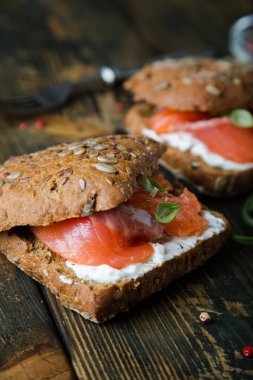 Somonlu sandviç ve tahıllı ekmek.